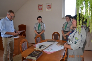Przekazanie sztandaru i kronik - Druhowie z Dyrektorem