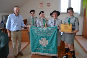 Przekazanie sztandaru i kronik - Druhowie z Dyrektorem