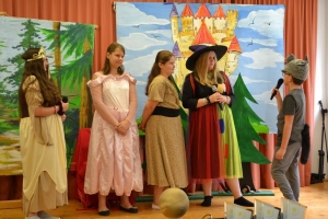 uczniowie na scenie tańczą, śpiewają, deklamują