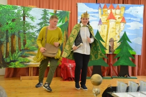 uczniowie na scenie tańczą, śpiewają, deklamują