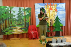 uczniowie na scenie tańczą, śpiewają, deklamują