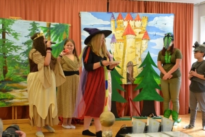 uczniowie na scenie tańczą, śpiewają, deklamują