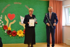 uczniowie na scenie tańczą, śpiewają, deklamują