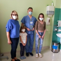 uczniowie na scenie tańczą, śpiewają, deklamują