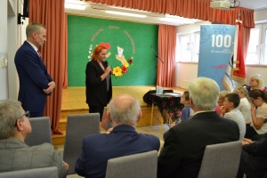 uczniowie na scenie tańczą, śpiewają, deklamują