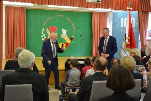 uczniowie na scenie tańczą, śpiewają, deklamują