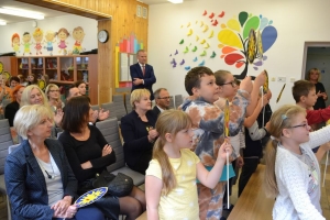 uczniowie na scenie tańczą, śpiewają, deklamują