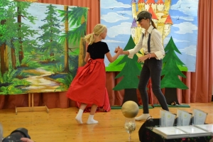 uczniowie na scenie tańczą, śpiewają, deklamują