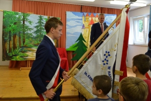 uczniowie na scenie tańczą, śpiewają, deklamują