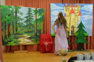 uczniowie na scenie tańczą, śpiewają, deklamują