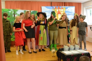 uczniowie na scenie tańczą, śpiewają, deklamują