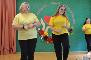 uczniowie na scenie tańczą, śpiewają, deklamują