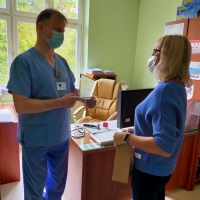 uczniowie na scenie tańczą, śpiewają, deklamują