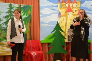 uczniowie na scenie tańczą, śpiewają, deklamują