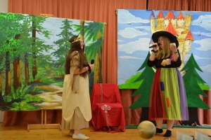 uczniowie na scenie tańczą, śpiewają, deklamują