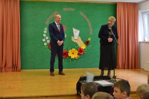 uczniowie na scenie tańczą, śpiewają, deklamują