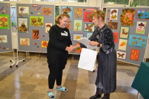 Zdjęcia przedstawiające prace i uczestników konkursu plastycznego