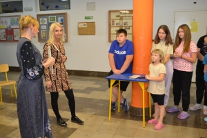 Zdjęcia przedstawiające prace i uczestników konkursu plastycznego