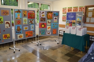 Zdjęcia przedstawiające prace i uczestników konkursu plastycznego