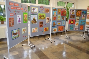 Zdjęcia przedstawiające prace i uczestników konkursu plastycznego