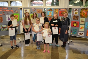 Zdjęcia przedstawiające prace i uczestników konkursu plastycznego