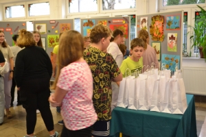 Zdjęcia przedstawiające prace i uczestników konkursu plastycznego