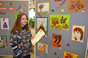 Zdjęcia przedstawiające prace i uczestników konkursu plastycznego