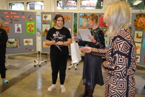 Zdjęcia przedstawiające prace i uczestników konkursu plastycznego