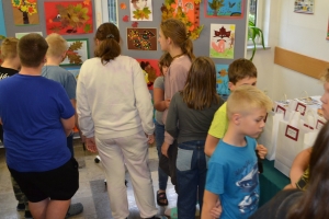 Zdjęcia przedstawiające prace i uczestników konkursu plastycznego