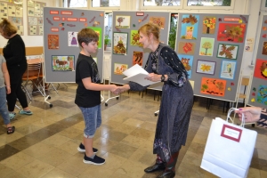 Zdjęcia przedstawiające prace i uczestników konkursu plastycznego