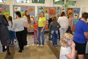 Zdjęcia przedstawiające prace i uczestników konkursu plastycznego