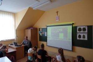 uczniowie przy stolikach w okularach vr