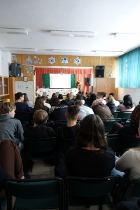 uczniowie oglądają prezentację