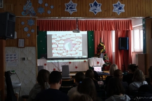 uczniowie oglądają prezentację