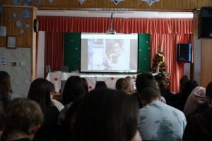 uczniowie oglądają prezentację