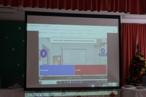 uczniowie oglądają prezentację