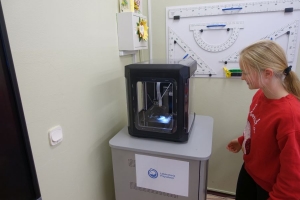 drukarka 3d drukuje ozdoby choinkowe