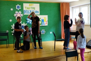 uczniowie tańczą, przedstawiają na scenie