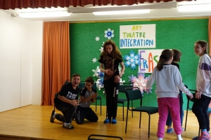 uczniowie tańczą, przedstawiają na scenie