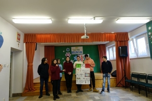 uczniowie tańczą, przedstawiają na scenie