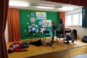 uczniowie tańczą, przedstawiają na scenie