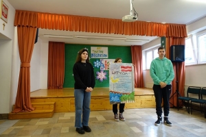 uczniowie tańczą, przedstawiają na scenie