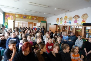 uczniowie tańczą, przedstawiają na scenie