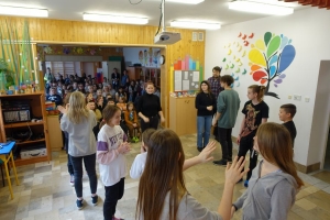 uczniowie tańczą, przedstawiają na scenie