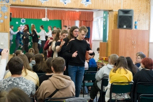 Grupa uczniów z Polski, Węgier, Litwy i Północnej Macedonii biorącej udział w projekcie „Humanity above all