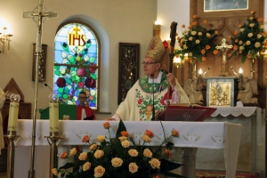 Zdjęcia przedstawiające wydarzenia z kościoła podczas nadania imienia KOU