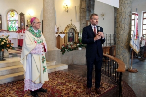 Zdjęcia przedstawiające wydarzenia z kościoła podczas nadania imienia KOU