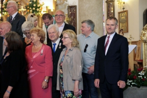 Zdjęcia przedstawiające wydarzenia z kościoła podczas nadania imienia KOU