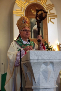 Zdjęcia przedstawiające wydarzenia z kościoła podczas nadania imienia KOU