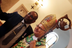 Zdjęcia przedstawiające biskupa Antoniego Długosza oznaczoengo Odznaką Honorową za Zasługi w Ochronie Praw Dziecka Infantis Dignitatis Defensori